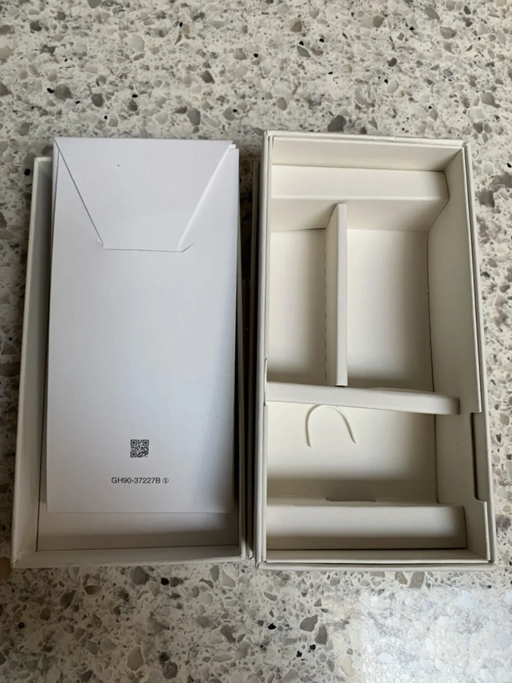Samsung Galaxy S6 Silver Box - 32GB. Pre-owned with Great Condition.